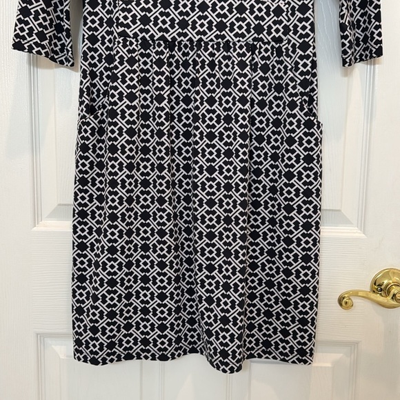 J. McLaughlin Black and White Geometric Print Stretch Knit Dress Size Small - Picture 5 of 10